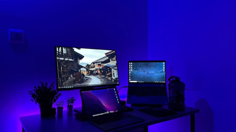 Estación gamer con monitores y luces azules